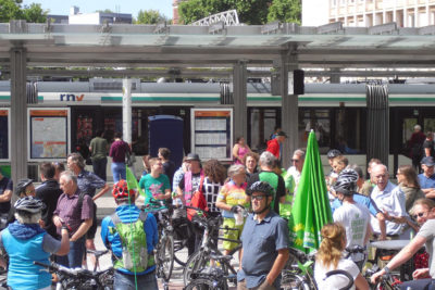 Angekommen auf dem Berliner Platz in Ludwigshafen warten die Badener Freund*innen. Die Frankenthaler fehlen noch.