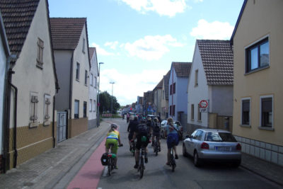 In der Burgstraße gab es keine Fußgänger. Die kleine Stadt schien leer.