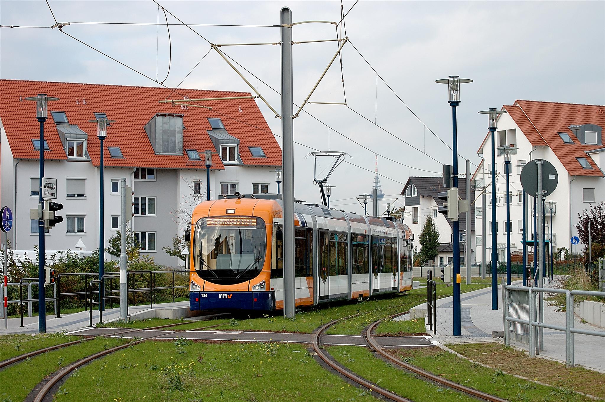 Eine Straßenbahn der RNV in einem Wohngebiet